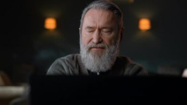 Son sınıf öğrencisi video ile evi arıyor. Üst düzey işadamı içeride laptop kullanıyor..