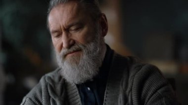 Üst düzey adam içeride dizüstü bilgisayar açıyor. Evde çalışan kıdemli iş adamı portresi