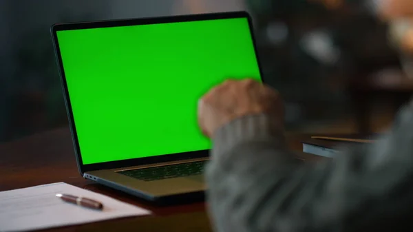 Zbliżenie komputera z kluczem chromowym. stary człowiek mając wideo połączenie na zielony ekran laptop — Zdjęcie stockowe