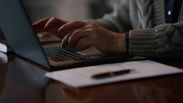 Zbliżenie ręce starca piszącego na komputerze w domu. mężczyzna ramiona za pomocą laptopa wewnątrz — Zdjęcie stockowe