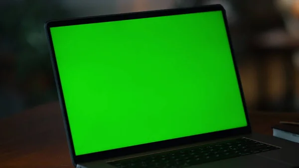 Closeup green screen laptop on table. Laptop computer with mockup display — Stock Photo, Image