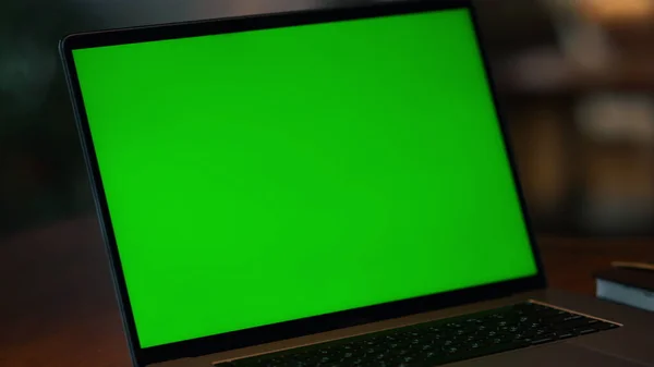 Green screen laptop computer closeup. Closeup mockup display computer — Stock Photo, Image