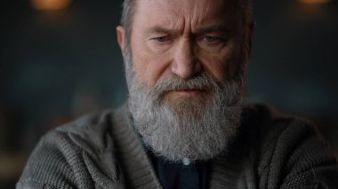 Yaşlı adam web konferansı sırasında hayır diyor. Üst düzey iş adamının video görüşmesi var. 