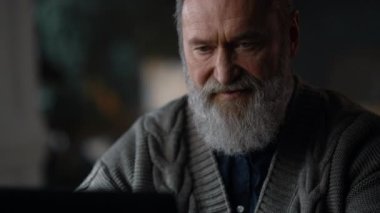 Ev bilgisayarında çalışan mutlu bir iş adamı. Eski iş adamı