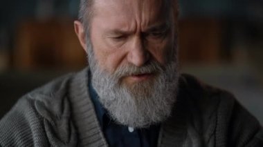 Son sınıf öğrencisinin yüzü kapalı. Dolapta çapraz kollu yaşlı adam..