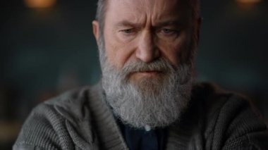 Yaşlı adam web konferansı sırasında hayır diyor. Üst düzey iş adamının video görüşmesi var. 