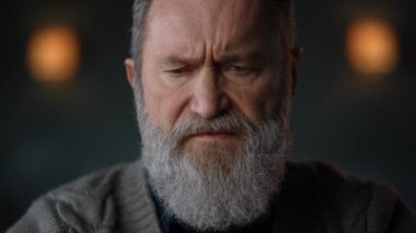 İçeride dizüstü bilgisayara bakan son sınıf öğrencisinin portresi. Yakından yaşlı adam yüzü.