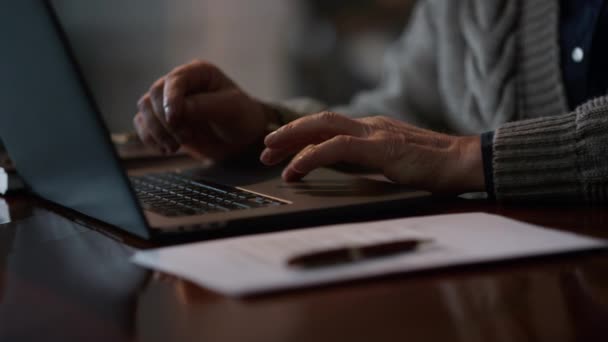 Viejo manos tocando touchpad portátil en casa. Caballero desconocido usando computadora — Vídeos de Stock