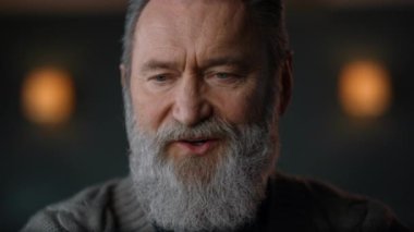 Mutlu yaşlı adam portresi. Neşeli yaşlı adam video araması yapıyor.