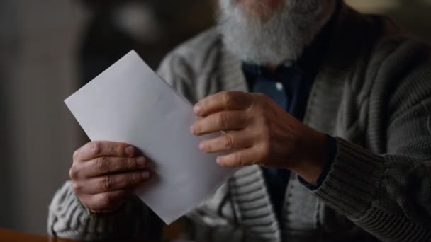 Um velho cavalheiro feliz a receber uma carta no armário. Homem feliz abertura envelope casa — Vídeo de Stock