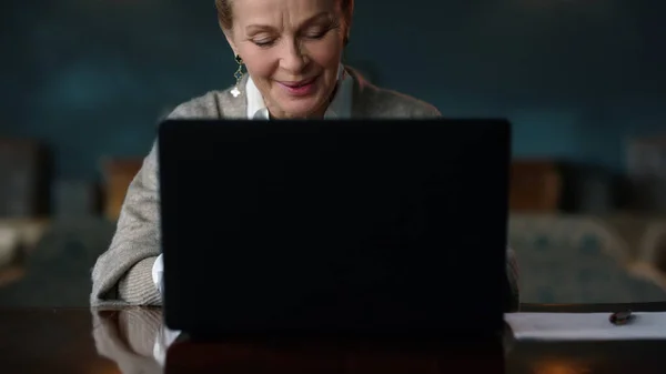มีความสุขการประชุมวิดีโอหญิงสูงอายุบนคอมพิวเตอร์แล็ปท็อปในการตกแต่งภายในคลาสสิก — ภาพถ่ายสต็อก
