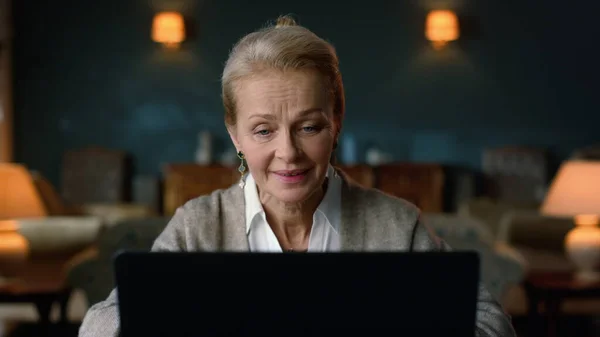 Vecchia donna anziana che ha videochiamata sul computer portatile in interni classici — Foto Stock