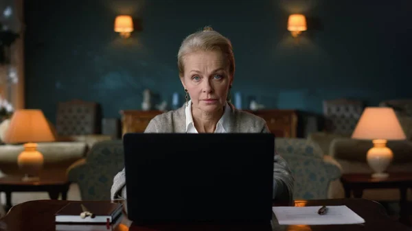 Ro ned den gamle damen som jobber med laptopen hjemme. Vakkert forretningskvinneportrett – stockfoto