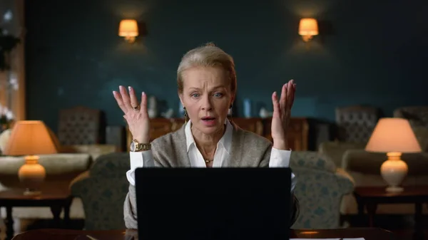 Irritert gammel dame med videosamtale på bærbar datamaskin i veteranskap – stockfoto