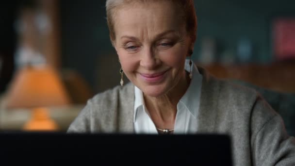 Porträtt av sentimental gammal kvinna tittar datorskärm i lyx interiör. — Stockvideo