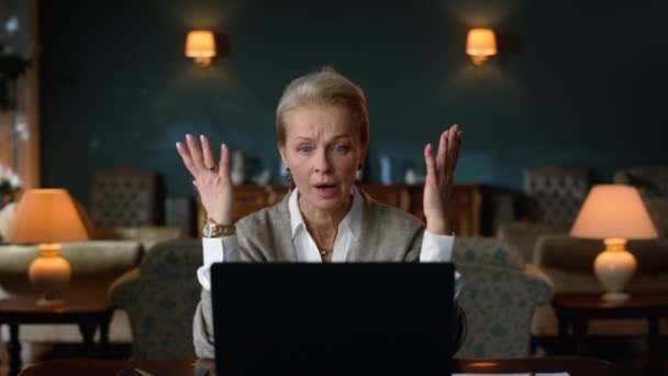 Irytująca starsza kobieta mając wideo rozmowy na laptopie komputer w szafie vintage — Wideo stockowe