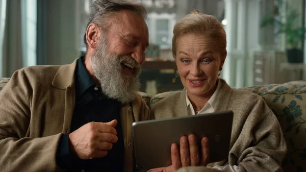 Cuplu senior entuziasmat caută calculator tabletă acasă Familie fericită împreună Imagini stoc fără drepturi de autor