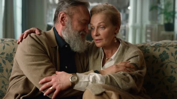 Glückliches Seniorenpaar, das sich zu Hause umarmt. Porträt zartes Liebespaar im Ruhestand — Stockvideo