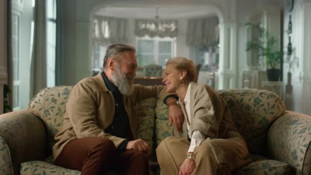 Oturma odasında gülen mutlu, yaşlı bir çift. Ev konseptinde kıdemli insanlar. — Stok video