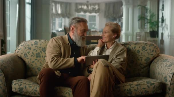 退休男人看起来像平板电脑屏幕。用数字设备拥抱的夫妻. — 图库视频影像