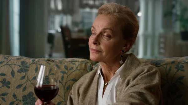 Retrato mulher idosa pensativa desfrutando de copo de vinho tinto em casa. Velha senhora idosa — Fotografia de Stock