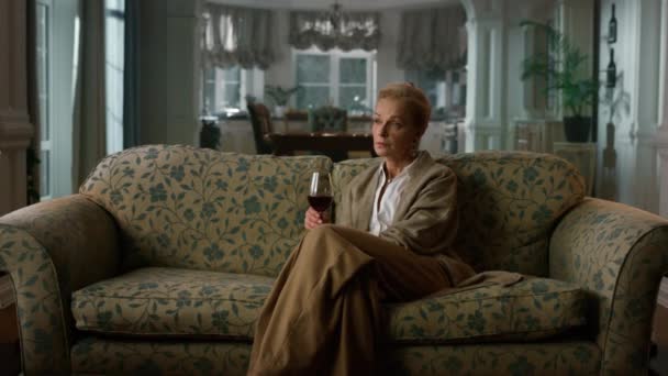 Mujer mayor rica bebiendo vino tinto en un apartamento de lujo. Riqueza armonía calma — Vídeo de stock