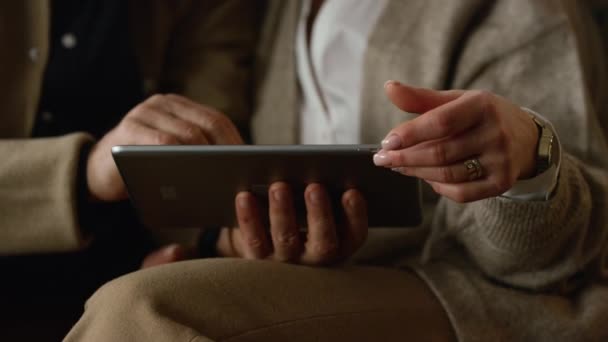 Starší pár ruce pomocí tabletu počítač detailní. Staré rodinné chatování online — Stock video