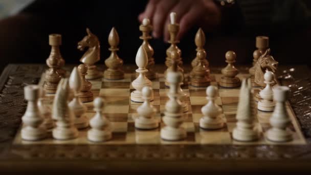 老人の手を閉じてチェスをする。プロ選手不明 — ストック動画