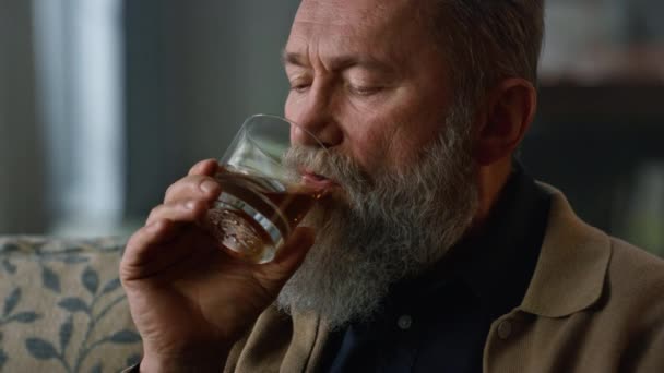 Портрет заботливого пожилого человека, пьющего виски. Концепция жизни на пенсии — стоковое видео