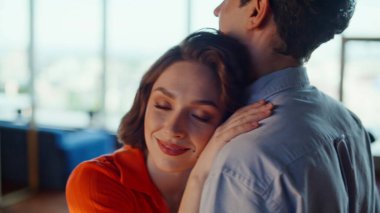 Çakırkeyif çift, panoramik odada şehvetli bir şekilde dans ediyor. Sevecen erkek arkadaş, evde gülen kız arkadaşa sarılıyor. Ellerinde şampanya kadehleriyle romantik bir anın tadını çıkarıyorlar.