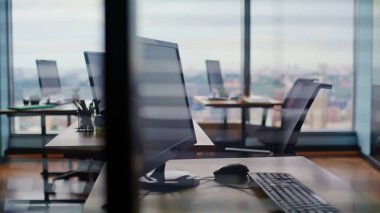 Ahşap masaların üzerinde bilgisayar olan modern çalışma alanı. Monitörlü çalışma masalarının minimalist tasarımı. Boş parlak profesyonel ofis kurulumu işlevselliği vurguluyor