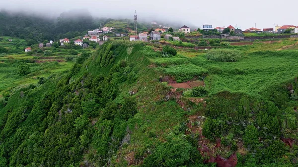 Yeşil dağ yamaçlarına kurulmuş, yemyeşil tarlaları ve alçak bulutlu hava manzarası olan bir köy. Kırmızı kiremitli evler manzaralı kırsal alan yaratır. Kırsal kesimde yaşam deneyimi olan bir yolculuk. Turizm konsepti