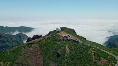 İnsansız hava aracı, Madeira adasındaki Pico-do-Arieiro dağ zirvesini meteoroloji istasyonuyla görüyor. Highland tepesindeki büyük beyaz radar kubbesi. Popüler yürüyüş yolları için turistik eğlence ve başlangıç noktası. 