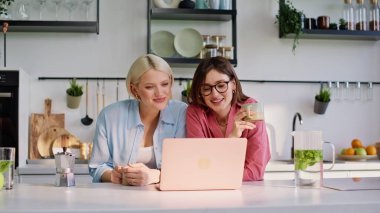 En iyi arkadaşlar mutfakta sanal arama yapan bilgisayar ekranlarından bahsediyorlar. Mutlu, neşeli kadınlar, sıcak bir daireye gülerek akrabalarıyla iletişim kuruyor. Pozitif kızlar birbirlerine bakıp konuları tartışıyor.