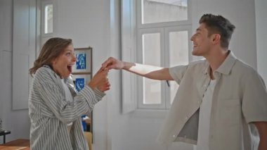 Koca, kadına yeni dairenin anahtarını veriyor. Kapanış mutlu çift evde dönüyor. Neşeli, enerjik bir aile birlikte yaşamayı kutluyor. Emlak alan sevgi dolu bir adam. Bağ kurma kavramı