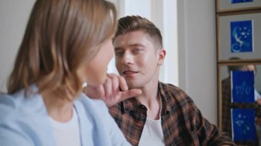 Güzel bir çift sabahları mutfağa kur yapıyor. Gülen adam mutlu eş hakkında konuşuyor. Evde birlikte eğleniyorlar. Rahatlamış romantik eşler kahvaltıda eğleniyorlar. Sevgi dolu bir ilişki