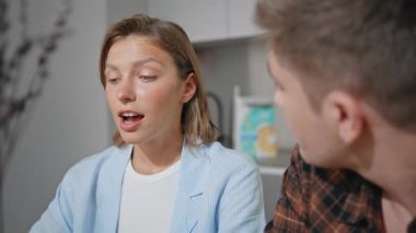 Kahvaltıda kız arkadaş muhabbeti yapan bir adam. Rahatlamış çift güneşli mutfakta beslenme konusunu tartışıyor. Sevgili eş şaşırmış kocayla konuşuyor. Birlikte eğleniyorlar. Evli insanların yaşam tarzı..