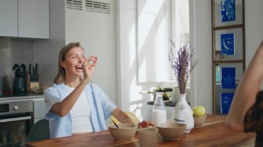 Neşeli eş kahvaltıda kocayı oynuyor. Mutlu evli çift sıcak bir sabahta çilek atarken eğleniyor. Sevecen bir kadın kocasıyla neşeli anlar yaşıyor. Hafta sonu boş zaman yaşam tarzı 