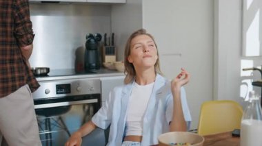 Neşeli eş hafta sonları mutfağa gidip yemek yiyor. Modern sobada kahvaltı hazırlamaya bayılan bir adam. Kaygısız kadın, masada oturan kocası hakkında konuşuyor. Evli çift apartman dairesinde eğleniyor..