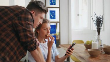 Sevgililer mutfakta birlikte akıllı telefon gibi görünüyorlar. Yakın bir çift evde dinlenirken konuşuyor. Gülümseyen evli insanlar cep telefonlarına bakıyorlar interneti kontrol ediyorlar. Kaygısız kadın huzurlu bir hafta sonunun tadını çıkarıyor..