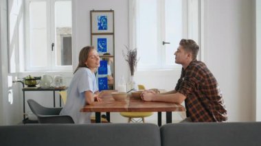 Hafta sonu birlikte kahvaltı yapan bir çift. Gülen ortaklar sabah evde kahkaha atmaktan bahsederler. Neşeli yeni evliler masada oturup sakin sohbetin tadını çıkarıyorlar. İlişki yakınlığı kavramı