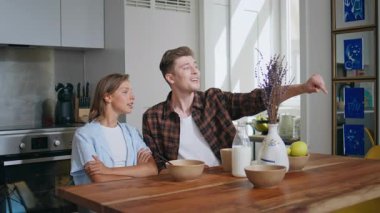 Eşler sabah mutfağında birlikte eğlenirler. Aşk şakası yapan bir adam karısını aldatıyor. Neşeli ve rahat bir çift hafta sonu kahvaltıda gülüyor. Olumlu gülümseyen kadın kocasını sevgiyle yumrukluyor..