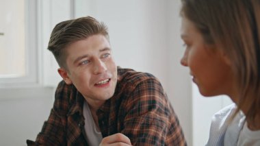 Rahat bir adam, güzel bir kızla yakın planda konuşmaktan zevk alıyor. Huzurlu bir çift sabah evde konuşur. Mutlu koca, karısının pijamalarıyla iletişim kuruyor. Sevgili eşler barışçıl bir ortamda birlikte vakit geçirirler.