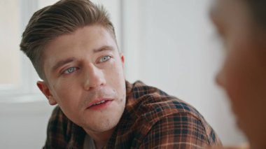 Randevudaki genç adamın portresi. Yakışıklı, gülümseyen, bilinmeyen partnerini dinleyen ev kahvesinde keyifli sohbetler yapan adam. Rahatlamış yönetici ofiste sohbet ederken yakın çekim yapıyor..