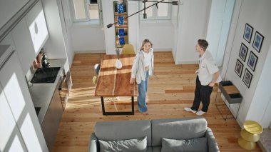 Evli bir çift üst tabaka bir arada hareket ediyor. Sevgi dolu koca, karısının gözlerini kapar ve şaşırtır. Heyecanlı genç bir aile yeni modern bir ev alıyor. Neşeli insanlar kutluyor, mutlu anları kucaklıyor..