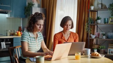 İnternetten alışveriş yapan iki arkadaş dizüstü bilgisayarlı masa başında oturuyor. Ev mutfağında internet alışverişlerini tartışan gülen kankalar. Sabah kahvaltısında uzaktan eğitim gören çift..