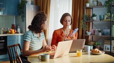 Mutfak masasında oturan üzgün arkadaşlar kötü bir telefon görüşmesinden sonra bilgisayarı kapatıyorlar. Memnuniyetsiz haberleri evde cep telefonuyla duyan iki kadını üzmek. Hayal kırıklığına uğramış serbest çalışanlar, stres sorunları hakkında düşünüyorlar..