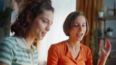 İnternette konuşan kızlar, birlikte oturup sohbet ediyorlar. Gülümseyen iki kadın videosu internetten projeyi tartışıyor. İçerideki internet iletişiminden hoşlanan olumlu çift.