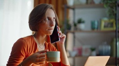 İş kadınını aramak, kahve içmek, ev mutfağında oturup bilgisayarını kapatmak. Çekici esmer kadın sabah kahvaltısında iş sohbeti yapıyor. Serbest çalışan genç bir kadın çayını yudumluyor ve cep telefonundan konuşuyor..