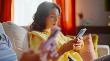 Kızlar rahat koltukta yan yana oturarak cep telefonlarını kaydırıyor. Sıkıcı arkadaşlar cep telefonu ekranlarına odaklanıp birlikte dinleniyorlar. Ciddi iki kadın evde akıllı telefon mesajları yolluyor.